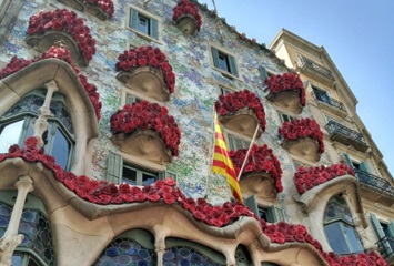 Casa Batlló decorada con rosas durante fiesta de San Jordi, Barcelona - Pixabay